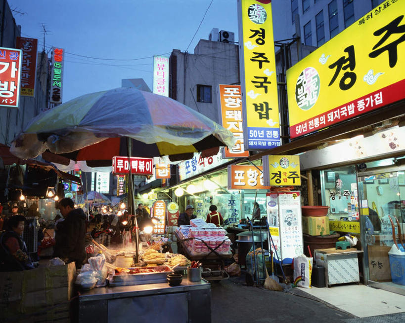 东方人,商店,横图,室外,夜晚,正面,度假,美景,城市风光,城市,道路,街道,路,指示牌,釜山,韩国,亚洲,标志,文字,景观,小路,灯光,交通,许多人,拥挤,黄种人,娱乐,标识,小吃,天空,天,一群人,享受,休闲,景色,放松,金融,百货,晴朗,贸易,百货公司,东亚,万里无云,大韩民国,釜山市,釜山广域市,广域市,男人,男性,年轻男性,年轻女性,女人,女性,亚洲人,晴空,晴空万里,彩图,全身,购物商场,购物中心