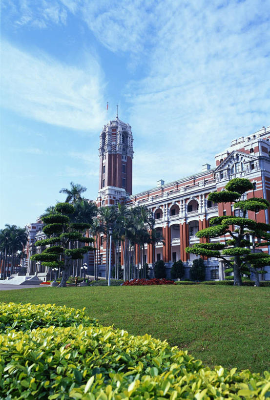 无人,竖图,室外,白天,仰视,旅游,度假,草地,草坪,植物,标志建筑,地标,建筑,台湾,中国,亚洲,云,云朵,云彩,娱乐,建设,草,树,树木,蓝色,绿色,白云,蓝天,天空,自然,天,享受,休闲,旅游胜地,放松,生长,晴朗,成长,东亚,台北,总统府,港澳台,中华人民共和国,省会,台北市,台湾省,中正区,台湾总统府,晴空,彩图,低角度拍摄,台