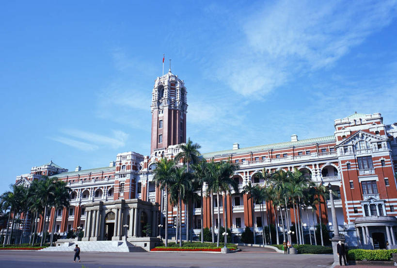 东方人,横图,室外,白天,正面,旅游,度假,草地,草坪,植物,标志建筑,地标,建筑,台湾,中国,亚洲,云,云朵,许多人,云彩,黄种人,娱乐,建设,草,树,树木,蓝色,绿色,白云,蓝天,天空,自然,天,一群人,享受,休闲,旅游胜地,放松,生长,晴朗,成长,东亚,台北,总统府,港澳台,中华人民共和国,省会,台北市,台湾省,中正区,台湾总统府,男人,男性,年轻男性,年轻女性,女人,女性,亚洲人,晴空,彩图,全身,台