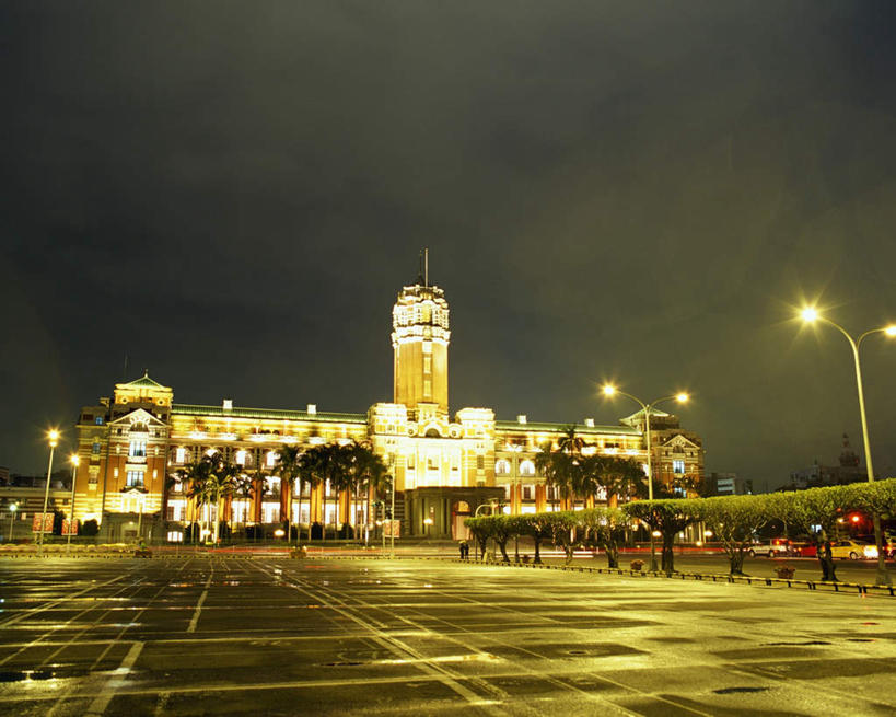 两个人,广场,横图,室外,夜晚,正面,旅游,度假,草地,草坪,植物,标志建筑,地标,建筑,汽车,台湾,中国,亚洲,云,云朵,灯光,云彩,娱乐,建设,车,草,树,树木,绿色,天空,自然,交通工具,轿车,天,享受,休闲,旅游胜地,放松,生长,晴朗,成长,明亮,东亚,台北,总统府,港澳台,中华人民共和国,省会,台北市,台湾省,中正区,台湾总统府,晴空,彩图,全身,台