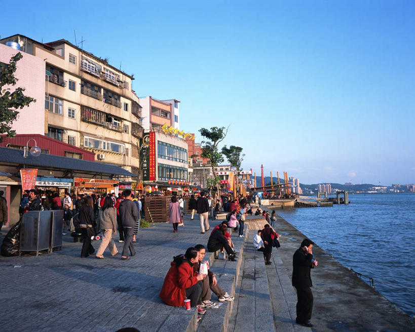 东方人,横图,室外,白天,正面,度假,河流,美景,水,城市风光,城市,台湾,中国,亚洲,河水,景观,水流,许多人,黄种人,娱乐,蓝色,蓝天,天空,天,一群人,享受,休闲,景色,放松,晴朗,东亚,台北县,万里无云,港澳台,中华人民共和国,台湾省,淡水镇,新北,新北市,男人,男性,年轻男性,年轻女性,女人,女性,亚洲人,晴空,晴空万里,彩图,全身,淡水河,台