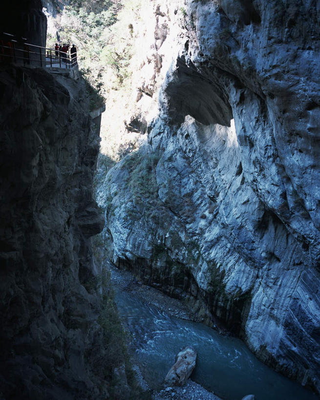 东方人,公园,栏杆,竖图,室外,白天,正面,旅游,度假,河流,美景,山,山脉,水,道路,路,台湾,中国,亚洲,阴影,反射,影子,栅栏,河水,景观,篱笆,山峰,水流,围栏,小路,交通,山峦,许多人,黄种人,娱乐,护栏,小溪,自然,群山,溪水,一群人,享受,休闲,景色,放松,国家公园,自然风光,东亚,花莲县,南投县,港澳台,中华人民共和国,台湾省,台中,台中市,太鲁阁国家公园,花莲,南投,男人,男性,年轻男性,年轻女性,女人,女性,亚洲人,彩图,全身,台