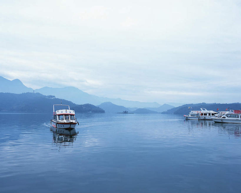 无人,横图,室外,白天,正面,旅游,度假,湖,湖泊,美景,山,山脉,水,植物,轮船,日月潭,台湾,中国,亚洲,波纹,飞溅,溅,液体,湖面,景观,山峰,水流,水面,云,云朵,山峦,云彩,娱乐,游轮,树,树木,蓝色,绿色,白云,蓝天,水纹,天空,自然,船尾波,波浪,湖水,群山,天,享受,休闲,景色,放松,生长,晴朗,成长,喷洒,自然风光,东亚,南投县,鱼池乡,港澳台,中华人民共和国,台湾省,南投,日月潭国家风景区,晴空,彩图,台