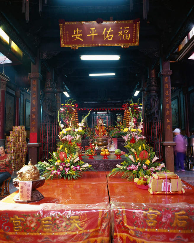 两个人,寺庙,竖图,室内,白天,正面,旅游,度假,标志建筑,地标,建筑,雕塑,台湾,中国,亚洲,节日,艺术,装饰,雕刻,雕像,花篮,燃烧,文化,娱乐,建设,香火,工艺品,庙宇,祈祷,享受,休闲,健康,旅游胜地,放松,许愿,宗教,信仰,纪念,祈求,美术,主题,陈列,东亚,台南市,港澳台,中华人民共和国,功能,美学,台湾省,台南,大天后宫,台南妈祖庙,平安,彩图,全身,庙,寺,台