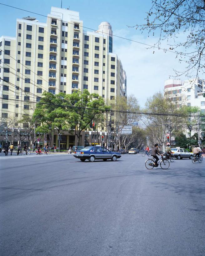 东方人,竖图,室外,白天,正面,旅游,度假,植物,标志建筑,道路,地标,建筑,路,公路,汽车,上海,中国,亚洲,云,云朵,交通,许多人,云彩,黄种人,娱乐,建设,车,树,树木,蓝色,绿色,白云,蓝天,天空,自然,交通工具,轿车,天,一群人,享受,休闲,旅游胜地,放松,生长,晴朗,成长,申,东亚,徐汇区,上海市,衡山路,中华人民共和国,沪,华东地区,男人,男性,年轻男性,年轻女性,女人,女性,亚洲人,晴空,马路,彩图,全身