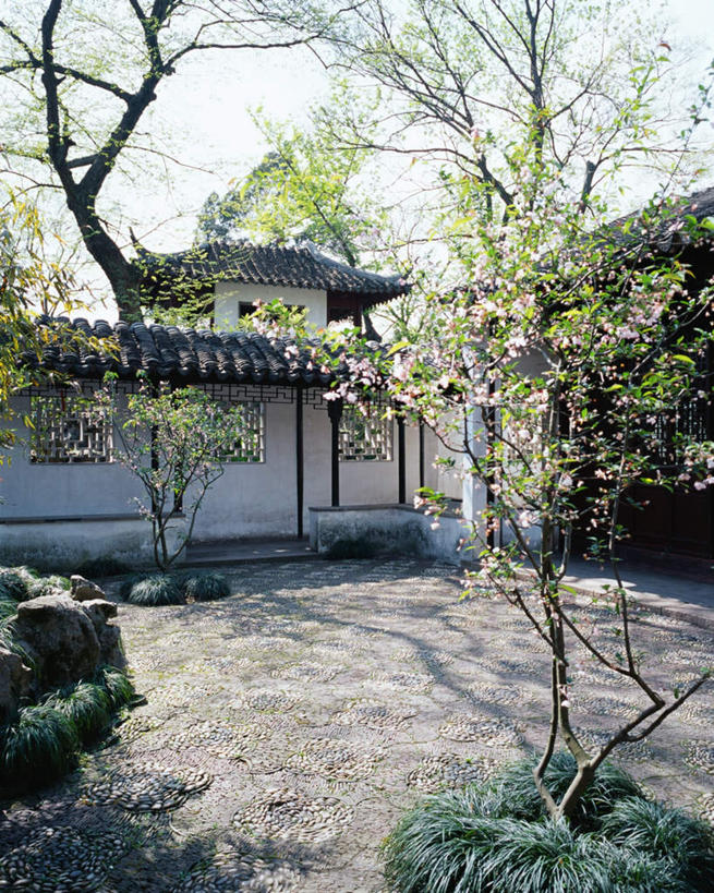 无人,竖图,室外,白天,正面,旅游,度假,草地,名胜古迹,植物,标志建筑,地标,建筑,中国,亚洲,遗迹,盛开,花蕾,古迹,文物,娱乐,建设,古建筑,江苏,苏州,草,花,花瓣,花朵,鲜花,树,树木,蓝色,绿色,蓝天,天空,自然,天,花苞,花蕊,享受,休闲,旅游胜地,放松,生长,晴朗,成长,古文明,东亚,江苏省,苏州市,万里无云,中华人民共和国,华东地区,苏,阊门,留园,晴空,晴空万里,玩耍,彩图