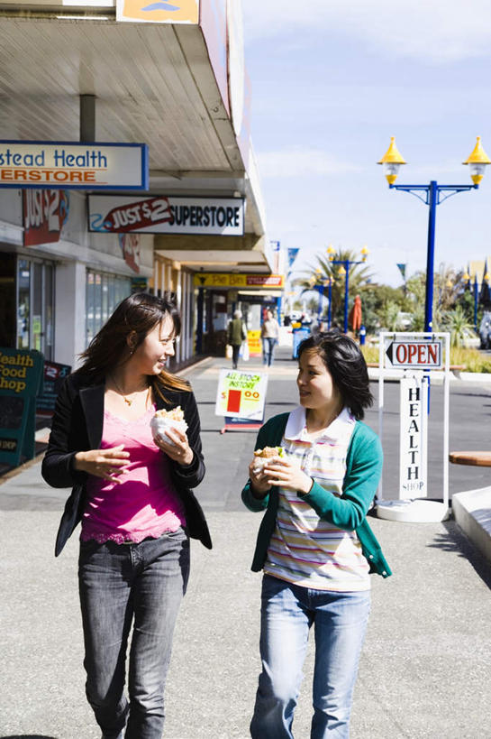 东方人,两个人,伙伴,朋友,商店,走,竖图,室外,白天,正面,烹饪,西餐,友谊,草地,植物,超市,道路,路,指示牌,公路,亚洲,握,服装,标志,文字,云,云朵,汉堡,料理,食品,交通,拿,云彩,拿着,休闲装,黄种人,标识,菜肴,美食,草,树,树木,食物,衣服,蓝色,绿色,白云,蓝天,天空,自然,天,休闲,休闲服,西式,握着,金融,百货,服饰,佳肴,生长,晴朗,成长,贸易,百货公司,垃圾食品,友情,年轻女性,女人,女性,亚洲人,晴空,马路,步行,散步,走路,半身,彩图,店铺,购物商场,购物中心,商业中心,杂货店,杂货铺