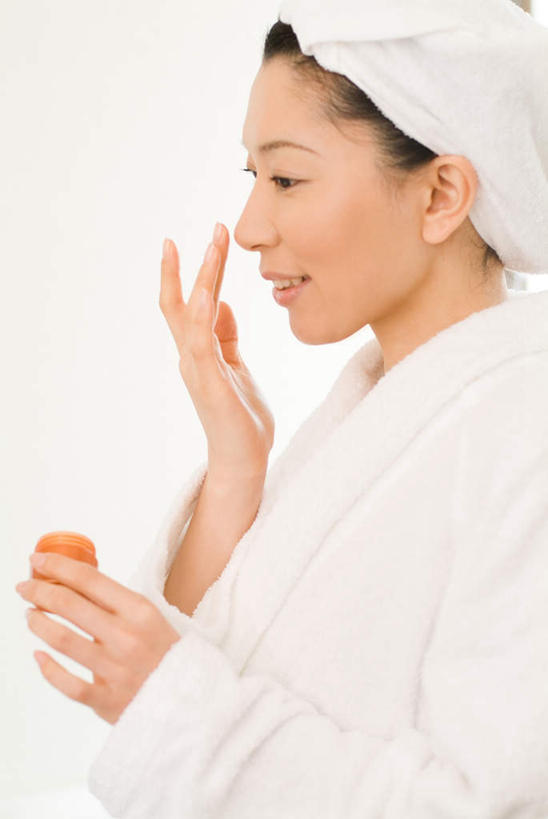 东方人,一个人,站,笑,微笑,露齿笑,竖图,室内,白天,白色背景,侧面,浴袍,亚洲,仅一个女性,仅一个人,涂,纺织物,润肤露,拿,拿着,注视,黄种人,穿,毛巾,观察,看,清洁,站着,仅一个中年女性,擦拭,摄影,影棚,观看,保暖,察看,穿着,关注,透气,防水,储水,耐磨,吸水,女人,女性,中年女性,亚洲人,站立,半身,彩图,影棚拍摄,汤帷子,浴衣,拍摄