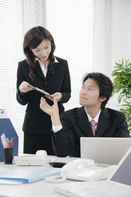 东方人,两个人,同事,商务人士,商务男性,商务女性,办公室,站,坐,说,打电话,竖图,室内,白天,正面,衬衫,成功,合作,团队,集体,信心,电脑,笔记本电脑,植物,窗户,窗帘,落地窗,桌子,电话,笔筒,亚洲,许多,套装,装饰,网络,笔,材料,档案,剪刀,盆栽,文件,办公桌,盆景,文件夹,拿,拿着,注视,黄种人,通讯设备,队伍,玻璃窗,绿色,自然,帘子,话筒,资料,观察,看,站着,遮阳,电话线,生长,成长,观看,华丽,修饰,点缀,接,察看,无线,领导,递给,成就,关注,文档,通信设备,商务装,无线网络,合伙,领袖,无线上网,便携式电脑,工薪阶层,衬托,美观,雅致,雅观,交流,手提电脑,男人,男性,年轻女性,女人,女性,中年男性,亚洲人,白领,上班族,电话机,沟通,讲话,交谈,说话,抬头,谈话,通话,仰头,站立,坐着,半身,彩图,衬衣