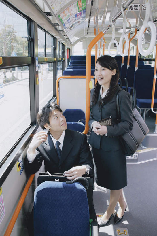 东方人,背,两个人,商务人士,商务男性,商务女性,站,坐,笑,打电话,微笑,露齿笑,竖图,俯视,室内,白天,衬衫,植物,窗户,道路,路,公路,公共汽车,电话,手机,椅子,亚洲,握,套装,包,扶手,公文包,皮包,巴士,公交车,交通,拿,拎,拿着,注视,黄种人,通讯设备,玻璃窗,座位,车,树,树木,绿色,自然,交通工具,背着,观察,看,站着,握着,生长,成长,公事包,观看,单肩包,察看,关注,商务装,工薪阶层,拉环,交流,男人,男性,年轻女性,女人,女性,中年男性,亚洲人,白领,上班族,马路,沟通,抬头,通话,仰头,站立,坐着,彩图,高角度拍摄,全身,衬衣,拎着