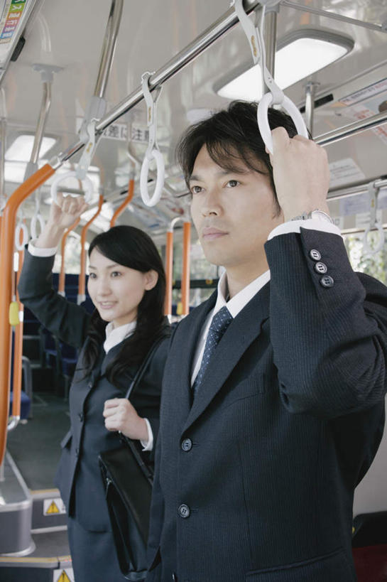 东方人,背,两个人,同事,商务人士,商务男性,商务女性,站,拉,笑,微笑,露齿笑,竖图,室内,白天,正面,衬衫,成功,合作,团队,集体,信心,植物,窗户,公共汽车,椅子,亚洲,套装,包,扶手,皮包,巴士,公交车,注视,黄种人,队伍,玻璃窗,座位,车,树,树木,绿色,自然,交通工具,背着,观察,看,站着,生长,成长,观看,单肩包,察看,领导,拉着,成就,关注,商务装,合伙,领袖,工薪阶层,拉环,男人,男性,年轻女性,女人,女性,中年男性,亚洲人,白领,上班族,站立,半身,彩图,衬衣