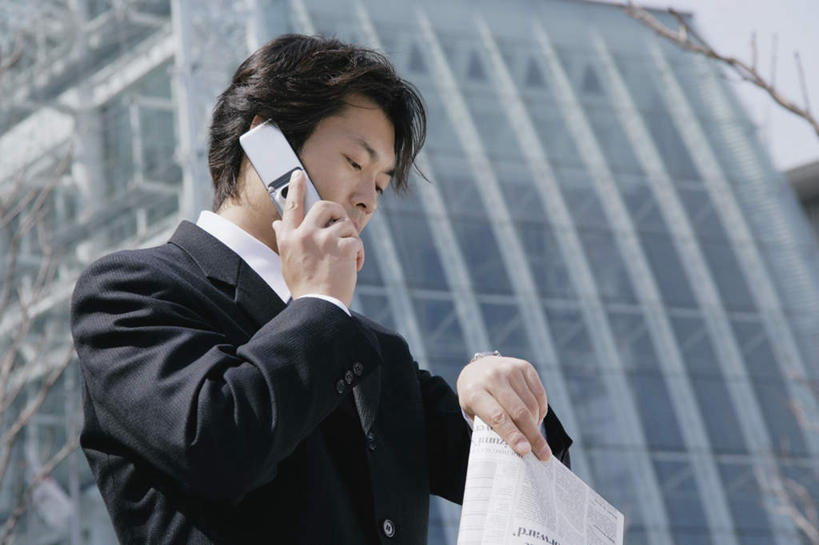 东方人,一个人,商务人士,商务男性,高楼大厦,站,打电话,横图,室外,白天,仰视,衬衫,度假,美景,城市风光,标志建筑,城市,大厦,地标,建筑,摩天大楼,报纸,电话,手机,亚洲,仅一个男性,仅一个人,仅一个中年男性,握,套装,景观,枝干,拿,拿着,注视,黄种人,娱乐,通讯设备,建设,树枝,天空,天,观察,看,站着,享受,休闲,景色,放松,握着,观看,察看,关注,商务装,工薪阶层,交流,男人,男性,中年男性,亚洲人,白领,上班族,沟通,通话,站立,半身,彩图,低角度拍摄,衬衣,大楼,高层建筑,高楼,摩天楼