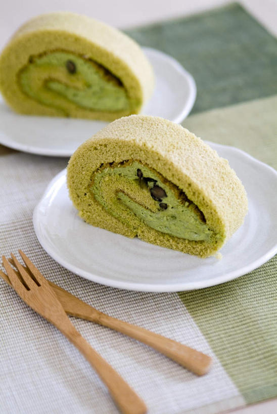 点心,无人,竖图,俯视,室内,特写,白天,烹饪,下午茶,餐桌,桌子,餐具,切开,叉子,碟子,盘,红豆,日本料理,绿茶,抹茶,料理,食品,菜肴,美食,食物,糕点,两个,盘子,碟,日式料理,切,日式,佳肴,餐台,蛋糕卷,剖面,赤豆,餐叉,切面,海绵蛋糕,瑞士卷,戚风蛋糕,进餐用具,彩图,高角度拍摄,蛋糕