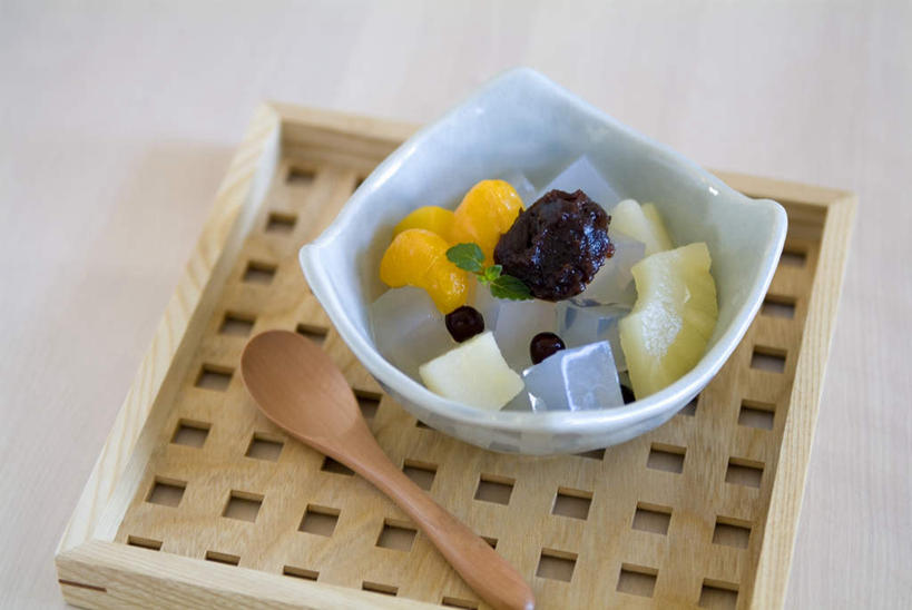 点心,无人,横图,俯视,室内,特写,白天,烹饪,植物,餐桌,桌子,豆,餐具,水果,玻璃,新鲜,勺子,豆类,豆子,红豆,生食,日本料理,料理,食品,甜点,甜品,果实,菜肴,美食,玻璃制品,食物,糕点,容器,调羹,汤匙,碗,日式料理,甜食,日式,佳肴,有机食品,绿色食品,餐台,储藏,储存,赤豆,豆科,红小豆,进餐用具,烹调用具,彩图,高角度拍摄,贮存