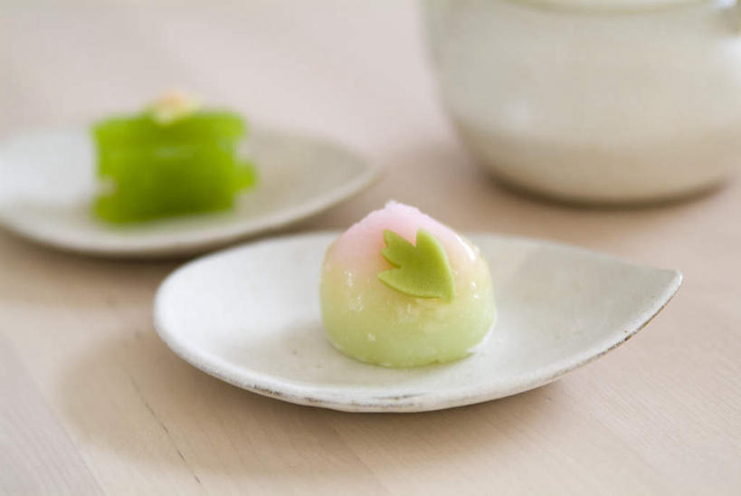 点心,无人,横图,俯视,室内,特写,白天,烹饪,植物,餐桌,桌子,豆,蔬菜,餐具,新鲜,碟子,壶,盘,和果子,豆类,豆子,红豆,日本料理,料理,食品,甜点,甜品,小吃,菜肴,美食,水壶,食物,糕点,两个,盘子,茶壶,碟,日式料理,甜食,日式,佳肴,有机食品,绿色食品,餐台,赤豆,豆科,红小豆,彩图,高角度拍摄,日本小吃