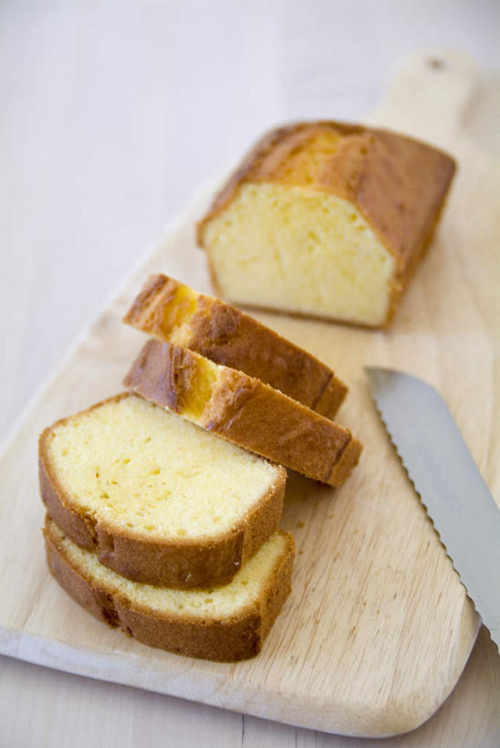 点心,无人,竖图,俯视,室内,特写,白天,下午茶,餐桌,桌子,餐具,切开,工具,食品,刀具,砧板,食物,糕点,刀,奶油蛋糕,切,餐台,餐刀,剖面,切面,磅蛋糕,彩图,高角度拍摄,蛋糕