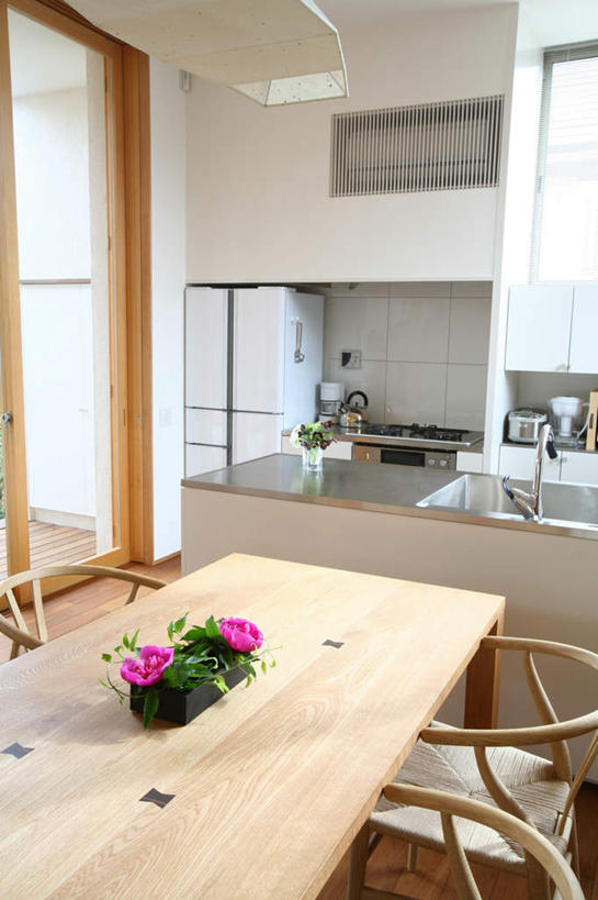 无人,家,竖图,室内,白天,正面,餐桌,厨房,窗户,家具,装修,桌子,建筑,椅子,装饰,盛开,房屋,木椅,屋子,公寓,花蕾,建设,装潢,楼房,玻璃窗,住宅,花,花瓣,花朵,鲜花,紫色,室内装潢,花苞,花蕊,餐台,明亮,舒适,家居装潢,房屋设计,室内设计,开放式厨房,宽敞,样板房装潢,设计,彩图,房子