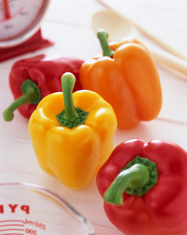 无人,竖图,俯视,室内,特写,白天,辣椒,蔬菜,新鲜,勺子,食品,量杯,食物,一只,黄色,红色,调羹,汤匙,四个,有机食品,绿色食品,彩椒,辣角,红海椒,大椒,辣虎,广椒,秤,甜椒,柿子椒,辣子,海椒,番椒,灯笼椒,彩图,高角度拍摄