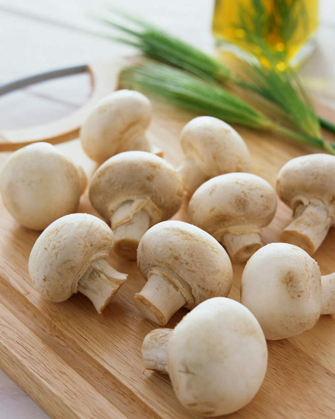 无人,竖图,俯视,室内,特写,白天,蔬菜,许多,新鲜,菌菇,蘑菇,油,橄榄油,食品,麦穗,菌类,玻璃制品,砧板,食物,一个,黄色,白色,玻璃瓶,瓶子,食用菌,有机食品,绿色食品,单个,白蘑菇,洋蘑菇,草腐菌,二孢蘑菇,双孢蘑菇,彩图,高角度拍摄