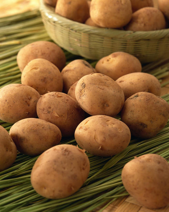 无人,交叉,竖图,俯视,室内,特写,白天,竹子,蔬菜,土豆,一堆,许多,堆叠,堆积,竹制,新鲜,编织,平铺,篮子,食品,稻草,食物,一个,竹篮,有机食品,绿色食品,单个,竹条,堆,交织,竹制品,穿插,芋艿,洋芋,山药蛋,马铃薯,彩图,高角度拍摄