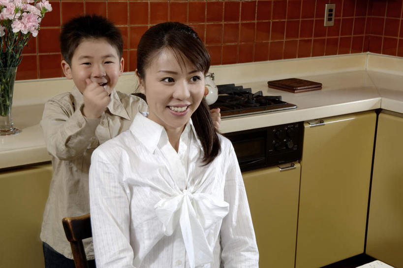 东方人,儿童,两个人,站,坐,笑,微笑,露齿笑,横图,室内,白天,正面,纯洁,热情,餐桌,厨房,柜子,桌子,康乃馨,花瓶,椅子,亚洲,服装,盛开,灶台,储物柜,祝福,花蕾,注视,黄种人,花,花瓣,花朵,鲜花,小孩,衣服,粉色,花苞,花蕊,观察,看,站着,可爱,母爱,清纯,童年,童趣,服饰,餐台,观看,察看,衣着,储存,穿着,关注,亲情,捶背,燃气灶,童真,烂漫,无邪,思念,宽容,热恋,真挚,衣饰,储备,蕴藏,贮备,热心,天真,麝香石竹,石竹,香石竹,男孩,男人,男性,年轻女性,女人,女性,亚洲人,站立,坐着,半身,彩图,灶间,魅力,贮存,男生