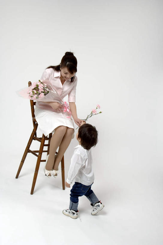 东方人,儿童,背部,两个人,家庭,母亲,儿子,坐,捧,笑,微笑,露齿笑,竖图,室内,白天,白色背景,正面,纯洁,热情,康乃馨,椅子,亚洲,握,服装,盛开,木椅,祝福,拿,花蕾,拿着,注视,黄种人,相视,花,花瓣,花朵,鲜花,一个,小孩,衣服,粉色,花苞,花蕊,观察,看,一束,温暖,温馨,母子,一家人,面对面,可爱,母爱,清纯,童年,童趣,握着,摄影,服饰,影棚,单个,观看,对视,和睦,察看,递给,衣着,穿着,关注,亲情,相对,童真,烂漫,无邪,相看,思念,宽容,热恋,真挚,衣饰,热心,天真,麝香石竹,石竹,香石竹,男孩,年轻女性,女人,女性,亚洲人,孩子,年轻人,端,端着,捧着,手捧,坐着,彩图,全身,影棚拍摄,拍摄,魅力,融洽,男生