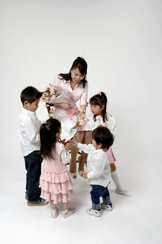 东方人,儿童,家庭,母亲,女儿,儿子,站,坐,捧,笑,微笑,露齿笑,竖图,室内,白天,白色背景,正面,纯洁,热情,康乃馨,椅子,亚洲,握,服装,盛开,木椅,许多人,祝福,拿,花蕾,拿着,注视,黄种人,花,花瓣,花朵,鲜花,一个,小孩,衣服,粉色,花苞,花蕊,观察,看,站着,一群人,一束,温暖,温馨,母女,母子,一家人,可爱,母爱,清纯,童年,童趣,握着,摄影,服饰,影棚,单个,观看,和睦,察看,递给,衣着,穿着,关注,亲情,童真,烂漫,无邪,思念,宽容,热恋,真挚,衣饰,热心,天真,麝香石竹,石竹,香石竹,男孩,男人,男性,年轻女性,女孩,女人,女性,亚洲人,孩子,年轻人,端,端着,捧着,手捧,站立,坐着,彩图,全身,影棚拍摄,拍摄,魅力,融洽,男生,女生