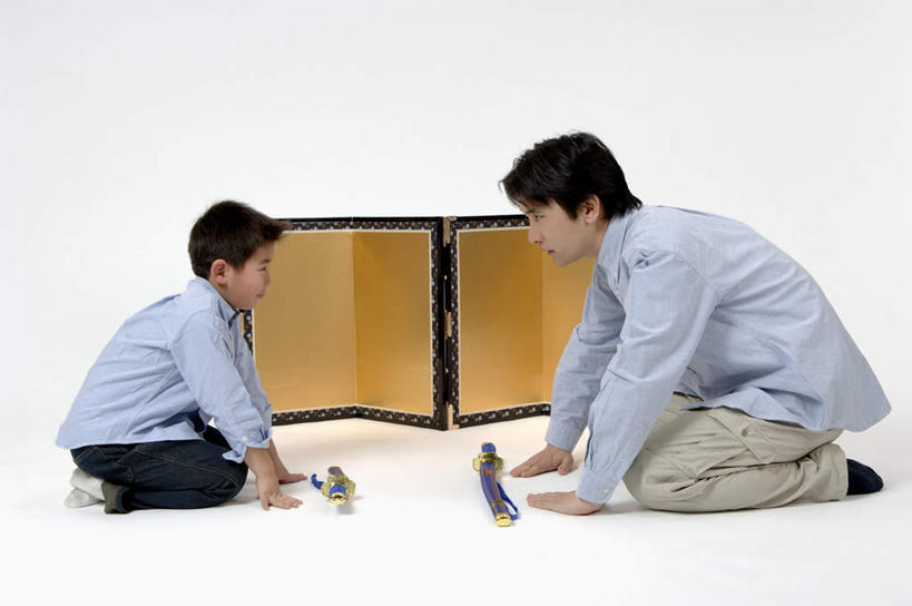 东方人,儿童,两个人,家庭,父亲,儿子,坐,横图,室内,白天,白色背景,侧面,纯洁,屏风,亚洲,撑,服装,日本文化,武士刀,两把,休闲装,黄种人,相视,一个,小孩,衣服,休闲,温暖,温馨,父子,一家人,面对面,休闲服,父爱,可爱,童年,童趣,摄影,服饰,影棚,单个,对视,鞠躬,和睦,撑着,相对,童真,烂漫,无邪,相看,天真,男孩,男人,男性,年轻男性,亚洲人,孩子,年轻人,坐着,彩图,全身,影棚拍摄,拍摄,融洽,男生