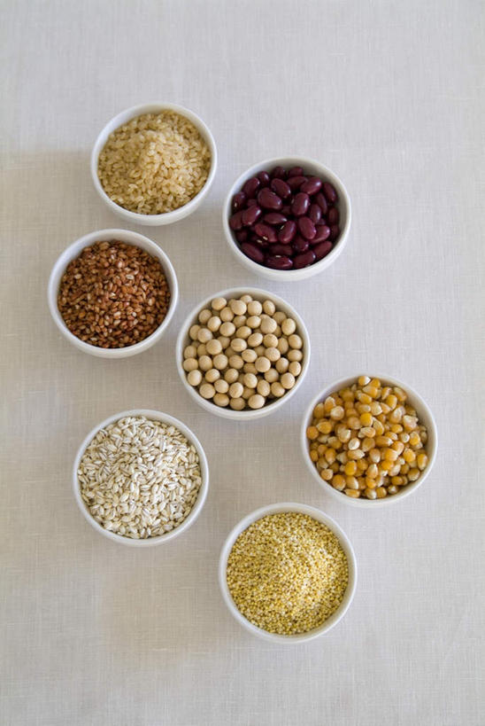 无人,竖图,俯视,室内,特写,白天,烹饪,玉米,植物,桌子,豆,餐具,陶瓷,豆类,豆子,红豆,日本料理,料理,食品,陶瓷制品,菜肴,美食,食物,容器,碗,日式料理,日式,糙米,佳肴,储藏,储存,小米,五谷杂粮,赤豆,豆科,薏仁,红小豆,稷,进餐用具,烹调用具,黄豆,彩图,高角度拍摄,贮存