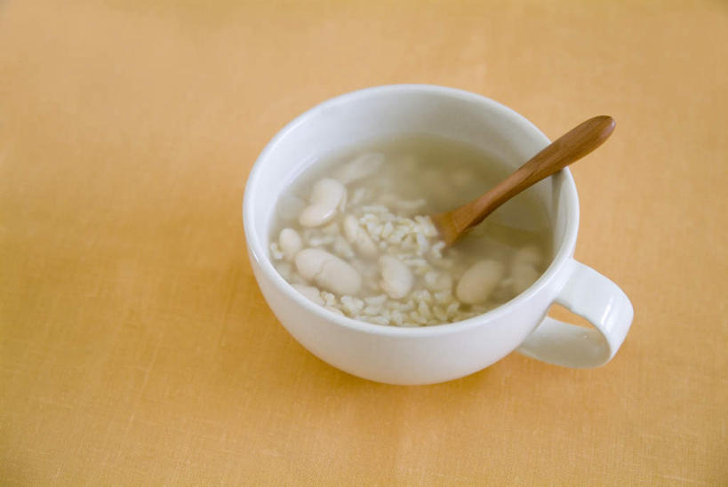 无人,横图,俯视,室内,特写,白天,烹饪,豆,扁豆,餐具,勺子,陶瓷,豆类,粥,日本料理,料理,食品,陶瓷制品,菜肴,美食,食物,容器,调羹,汤匙,碗,日式料理,日式,摄影,佳肴,影棚,储藏,储存,进餐用具,烹调用具,彩图,高角度拍摄,影棚拍摄,拍摄,贮存