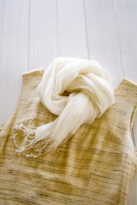 无人,竖图,俯视,室内,特写,白天,裙子,地板,静物,服装,装饰,地面,长裙,木地板,衣服,围巾,温暖,服饰,围脖,保暖,华丽,点缀,衣着,御寒,穿着,衬托,美观,雅致,雅观,衣饰,彩图,高角度拍摄