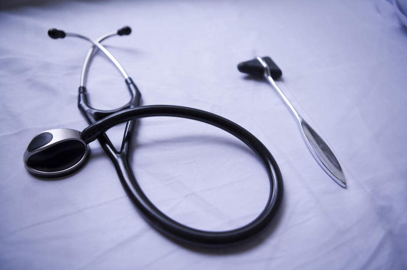 无人,医院,横图,俯视,室内,特写,白天,阴影,反射,影子,两个,听诊器,健康,保健,医疗,医疗设备,卫生,医疗器械,医疗工具,医疗机构,敲诊槌,检测工具,彩图,高角度拍摄,病院,诊所