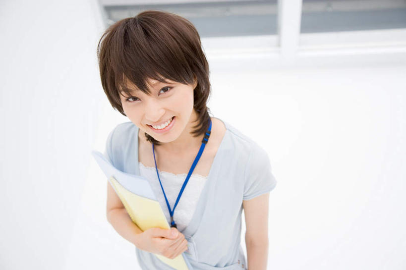 东方人,头发,一个人,商务人士,商务女性,站,微笑,横图,俯视,室内,白天,亚洲,仅一个年轻女性,仅一个女性,仅一个人,握,套装,服装,材料,档案,文件,棕色,拿,拿着,注视,休闲装,黄种人,标识,吊牌,衣服,胸牌,资料,观察,看,站着,休闲,休闲服,握着,服饰,观看,察看,徽章,关注,文档,商务装,身份,工薪阶层,胸章,胸卡,编号牌,雕刻牌,工号牌,胸号牌,胸徽,员工牌,年轻女性,女人,女性,亚洲人,白领,上班族,站立,半身,彩图,高角度拍摄,证件