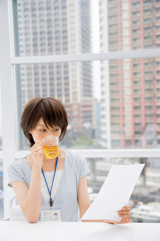 东方人,头发,一个人,商务人士,商务女性,高楼大厦,坐,打电话,微笑,竖图,室内,白天,正面,电脑,笔记本电脑,窗户,落地窗,桌子,大厦,建筑,摩天大楼,电话,亚洲,仅一个年轻女性,仅一个女性,仅一个人,喝,套装,服装,网络,办公桌,棕色,注视,休闲装,黄种人,通讯设备,茶水,标识,吊牌,玻璃窗,衣服,话筒,胸牌,观察,看,休闲,休闲服,电话线,服饰,观看,察看,徽章,无线,关注,通信设备,商务装,身份,无线网络,无线上网,便携式电脑,工薪阶层,胸章,胸卡,编号牌,雕刻牌,工号牌,胸号牌,胸徽,员工牌,交流,手提电脑,年轻女性,女人,女性,亚洲人,白领,上班族,电话机,沟通,通话,坐着,半身,彩图,大楼,高层建筑,高楼,摩天楼