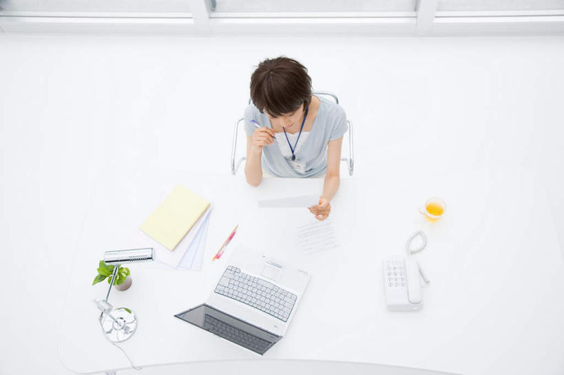 东方人,头发,一个人,商务人士,商务女性,坐,打电话,微笑,横图,俯视,室内,白天,电脑,笔记本电脑,植物,杯子,电话,手机,亚洲,仅一个年轻女性,仅一个女性,仅一个人,套装,服装,网络,材料,档案,盆栽,文件,棕色,盆景,注视,休闲装,黄种人,通讯设备,茶水,标识,吊牌,衣服,绿色,自然,水杯,胸牌,资料,观察,看,休闲,休闲服,服饰,生长,成长,观看,察看,徽章,无线,关注,文档,通信设备,商务装,身份,无线网络,无线上网,便携式电脑,工薪阶层,胸章,胸卡,编号牌,雕刻牌,工号牌,胸号牌,胸徽,员工牌,交流,手提电脑,年轻女性,女人,女性,亚洲人,白领,上班族,茶杯,沟通,通话,坐着,半身,彩图,高角度拍摄,证件