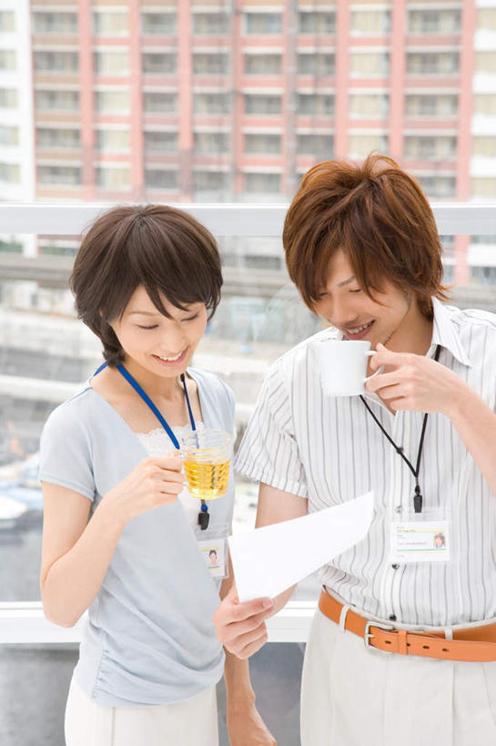 东方人,两个人,同事,商务人士,高楼大厦,站,说,竖图,室内,白天,正面,成功,合作,团队,集体,信心,窗户,落地窗,大厦,建筑,摩天大楼,杯子,亚洲,喝,套装,服装,注视,休闲装,黄种人,茶水,标识,吊牌,队伍,玻璃窗,衣服,水杯,胸牌,观察,看,站着,休闲,休闲服,服饰,观看,察看,徽章,领导,成就,关注,商务装,身份,合伙,领袖,工薪阶层,胸章,胸卡,编号牌,雕刻牌,工号牌,胸号牌,胸徽,员工牌,交流,男人,男性,年轻男性,年轻女性,女人,女性,亚洲人,白领,上班族,茶杯,沟通,讲话,交谈,说话,谈话,站立,半身,彩图,大楼,高层建筑,高楼,摩天楼