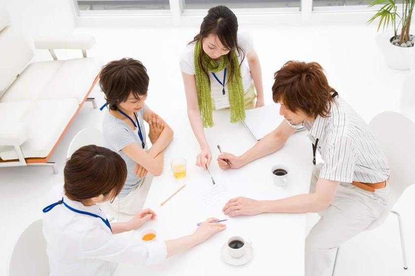 咖啡,东方人,四个人,同事,商务人士,办公室,站,坐,横图,俯视,室内,白天,幸福,成功,合作,团队,信心,窗户,家具,落地窗,桌子,杯子,亚洲,套装,服装,装饰,瓷器,办公桌,咖啡杯,陶瓷制品,注视,休闲装,黄种人,娱乐,茶水,标识,吊牌,队伍,玻璃窗,饮料,衣服,围巾,胸牌,观察,看,站着,享受,休闲,温暖,温馨,休闲服,放松,乐趣,服饰,围脖,观看,保暖,华丽,点缀,察看,徽章,提神,领导,舒适,御寒,成就,关注,瓷杯,醒脑,商务装,身份,合伙,领袖,工薪阶层,胸章,胸卡,办公家具,衬托,美观,雅致,雅观,软饮料,编号牌,雕刻牌,工号牌,胸号牌,胸徽,员工牌,男人,男性,年轻男性,年轻女性,女人,女性,亚洲人,白领,上班族,茶杯,站立,坐着,半身,彩图,高角度拍摄,证件