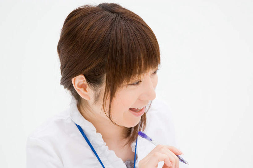 东方人,头发,一个人,商务人士,商务女性,微笑,横图,室内,白天,正面,亚洲,仅一个年轻女性,仅一个女性,仅一个人,握,套装,服装,材料,档案,文件,棕色,拿,拎,拿着,休闲装,黄种人,标识,吊牌,衣服,胸牌,资料,休闲,休闲服,握着,服饰,徽章,文档,商务装,身份,工薪阶层,胸章,胸卡,编号牌,雕刻牌,工号牌,胸号牌,胸徽,员工牌,年轻女性,女人,女性,亚洲人,白领,上班族,半身,彩图,拎着