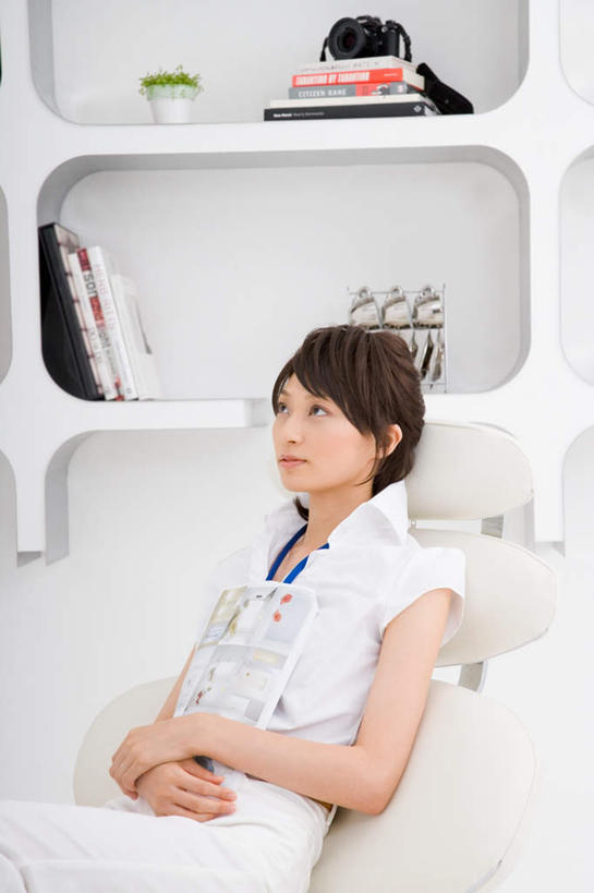 东方人,头发,一个人,商务人士,商务女性,坐,微笑,竖图,室内,白天,正面,沙发,书籍,亚洲,仅一个年轻女性,仅一个女性,仅一个人,套装,服装,材料,档案,文件,棕色,注视,休闲装,黄种人,标识,吊牌,衣服,胸牌,资料,观察,看,休闲,休闲服,服饰,观看,察看,徽章,关注,文档,商务装,身份,工薪阶层,胸章,胸卡,编号牌,雕刻牌,工号牌,胸号牌,胸徽,员工牌,年轻女性,女人,女性,亚洲人,白领,上班族,书,图书,坐着,半身,彩图,皮沙发