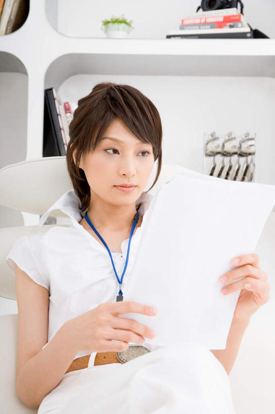 东方人,头发,一个人,商务人士,商务女性,微笑,竖图,室内,白天,正面,沙发,亚洲,仅一个年轻女性,仅一个女性,仅一个人,握,套装,服装,材料,档案,文件,棕色,拿,拿着,休闲装,黄种人,标识,吊牌,衣服,胸牌,资料,休闲,休闲服,握着,服饰,徽章,文档,商务装,身份,布艺沙发,工薪阶层,胸章,胸卡,编号牌,雕刻牌,工号牌,胸号牌,胸徽,员工牌,年轻女性,女人,女性,亚洲人,白领,上班族,半身,彩图