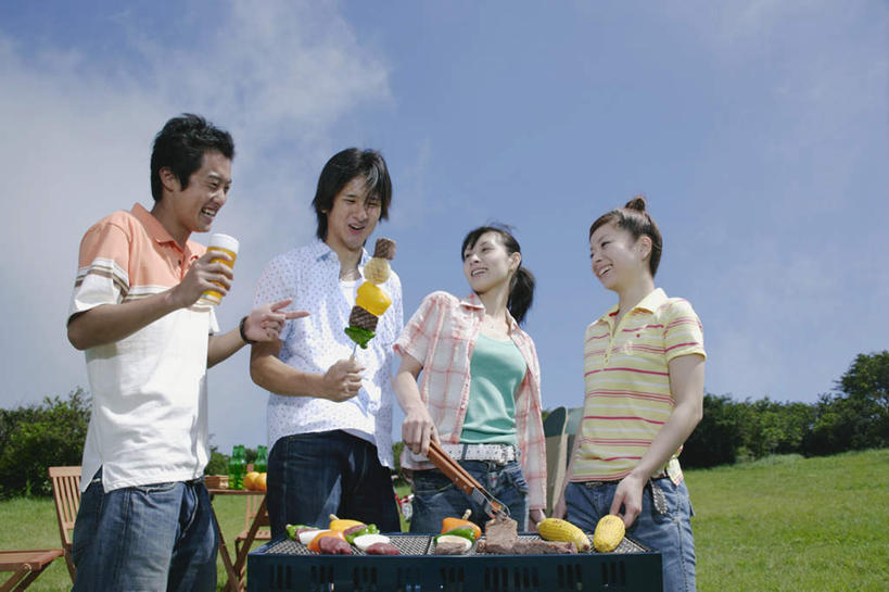 啤酒,东方人,四个人,伙伴,朋友,站,举,笑,说,微笑,露齿笑,横图,室外,白天,正面,旅游,度假,烧烤,友谊,玉米,草地,草坪,森林,树林,植物,蔬菜,杯子,亚洲,服装,肉,牛排,牛肉,烤架,烤肉,注视,休闲装,黄种人,娱乐,肉类,玻璃制品,草,树,树木,衣服,蓝色,绿色,蓝天,天空,酒杯,天,观察,看,托,站着,享受,休闲,休闲服,铁架,放松,服饰,观看,察看,关注,肉食,香槟杯,红肉,交流,友情,男人,男性,年轻男性,年轻女性,女人,女性,亚洲人,玻璃杯,休闲活动,沟通,讲话,交谈,举起,举手,举着,说话,谈话,玩耍,向上举,向上伸,向上托,站立,半身,彩图