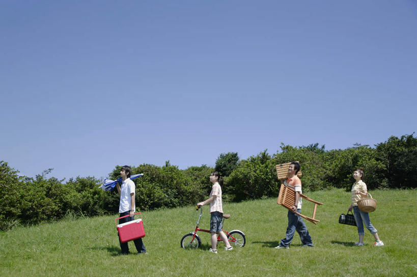 东方人,四个人,伙伴,朋友,站,走,笑,说,交叉,微笑,露齿笑,横图,室外,白天,侧面,旅游,度假,友谊,草地,草坪,森林,树林,植物,自行车,竹子,椅子,亚洲,一排,竹制,服装,整齐,编织,篮子,旅行箱,遮阳伞,木椅,休闲装,黄种人,娱乐,车,脚踏车,草,树,树木,排列,衣服,蓝色,绿色,蓝天,天空,竹篮,箱子,交通工具,天,站着,享受,休闲,休闲服,放松,服饰,竹条,交织,竹制品,队列,户外运动,穿插,交流,友情,男人,男性,年轻男性,年轻女性,女人,女性,亚洲人,休闲活动,步行,沟通,讲话,交谈,散步,说话,谈话,玩耍,站立,走路,彩图,全身,野餐篮