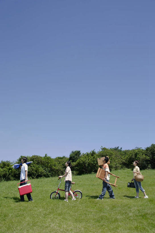 东方人,四个人,伙伴,朋友,站,走,笑,说,交叉,微笑,露齿笑,竖图,室外,白天,侧面,旅游,度假,友谊,草地,草坪,森林,树林,植物,自行车,竹子,椅子,亚洲,一排,竹制,服装,整齐,编织,篮子,旅行箱,遮阳伞,木椅,休闲装,黄种人,娱乐,车,脚踏车,草,树,树木,排列,衣服,蓝色,绿色,蓝天,天空,竹篮,箱子,交通工具,天,站着,享受,休闲,休闲服,放松,服饰,竹条,交织,竹制品,队列,户外运动,穿插,交流,友情,男人,男性,年轻男性,年轻女性,女人,女性,亚洲人,休闲活动,步行,沟通,讲话,交谈,散步,说话,谈话,玩耍,站立,走路,彩图,全身,野餐篮