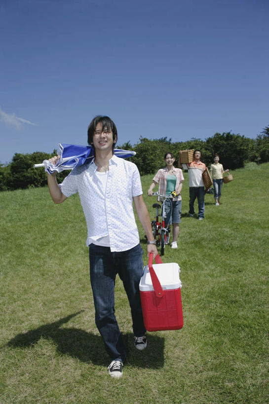 东方人,四个人,伙伴,朋友,站,走,笑,说,交叉,微笑,露齿笑,竖图,室外,白天,正面,旅游,度假,友谊,草地,草坪,森林,树林,植物,自行车,竹子,椅子,亚洲,一排,竹制,服装,整齐,编织,篮子,旅行箱,遮阳伞,木椅,休闲装,黄种人,娱乐,车,脚踏车,草,树,树木,排列,衣服,蓝色,绿色,蓝天,天空,竹篮,箱子,交通工具,天,站着,享受,休闲,休闲服,放松,服饰,竹条,交织,竹制品,队列,户外运动,穿插,交流,友情,男人,男性,年轻男性,年轻女性,女人,女性,亚洲人,休闲活动,步行,沟通,讲话,交谈,散步,说话,谈话,玩耍,站立,走路,彩图,全身,野餐篮