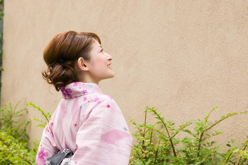 东方人,一个人,站,横图,室外,白天,民族服装,植物,亚洲,仅一个年轻女性,仅一个女性,仅一个人,和服,服装,日本文化,墙,注视,黄种人,腰带,墙壁,墙面,树,树木,背面,衣服,绿色,自然,夏天,观察,看,站着,服饰,生长,成长,观看,察看,衣着,穿着,关注,吴服,唐草,唐花,唐锦,衣饰,年轻女性,女人,女性,亚洲人,抬头,仰头,站立,半身,彩图,传统服装,民俗服,传统文化