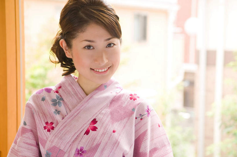 东方人,一个人,露台,站,笑,微笑,露齿笑,横图,室内,特写,白天,正面,民族服装,窗户,落地窗,阳台,亚洲,仅一个年轻女性,仅一个女性,仅一个人,和服,服装,朦胧,模糊,日本文化,光线,注视,黄种人,腰带,玻璃窗,衣服,阳光,夏天,观察,看,站着,服饰,观看,察看,衣着,穿着,关注,吴服,唐草,唐花,唐锦,衣饰,年轻女性,女人,女性,亚洲人,站立,半身,彩图,传统服装,民俗服,露天阳台,传统文化