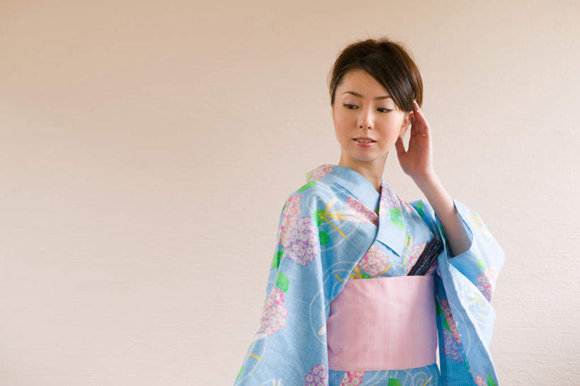 东方人,一个人,站,横图,室内,白天,白色背景,正面,民族服装,亚洲,仅一个年轻女性,仅一个女性,仅一个人,和服,服装,日本文化,墙,注视,黄种人,腰带,墙壁,墙面,衣服,夏天,观察,看,站着,摄影,服饰,影棚,观看,察看,衣着,穿着,关注,吴服,唐草,唐花,唐锦,衣饰,年轻女性,女人,女性,亚洲人,站立,半身,彩图,影棚拍摄,传统服装,民俗服,拍摄,传统文化