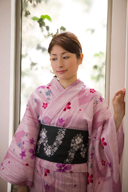 东方人,一个人,站,竖图,室内,白天,正面,民族服装,窗户,落地窗,亚洲,仅一个年轻女性,仅一个女性,仅一个人,和服,服装,日本文化,光线,墙,依靠,注视,黄种人,腰带,玻璃窗,墙壁,墙面,衣服,阳光,夏天,扶,观察,看,站着,服饰,观看,察看,扶着,衣着,穿着,关注,吴服,唐草,唐花,唐锦,衣饰,年轻女性,女人,女性,亚洲人,站立,半身,彩图,传统服装,民俗服,传统文化