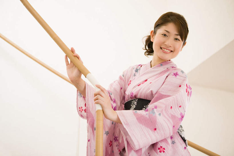 东方人,一个人,栏杆,站,笑,微笑,露齿笑,横图,室内,白天,仰视,民族服装,太阳,楼梯,亚洲,仅一个年轻女性,仅一个女性,仅一个人,握,阴影,和服,服装,日本文化,光线,扶手,影子,阶梯,黄种人,腰带,护栏,台阶,衣服,阳光,夏天,站着,握着,服饰,衣着,穿着,吴服,唐草,唐花,唐锦,衣饰,年轻女性,女人,女性,亚洲人,站立,半身,彩图,低角度拍摄,传统服装,民俗服,传统文化