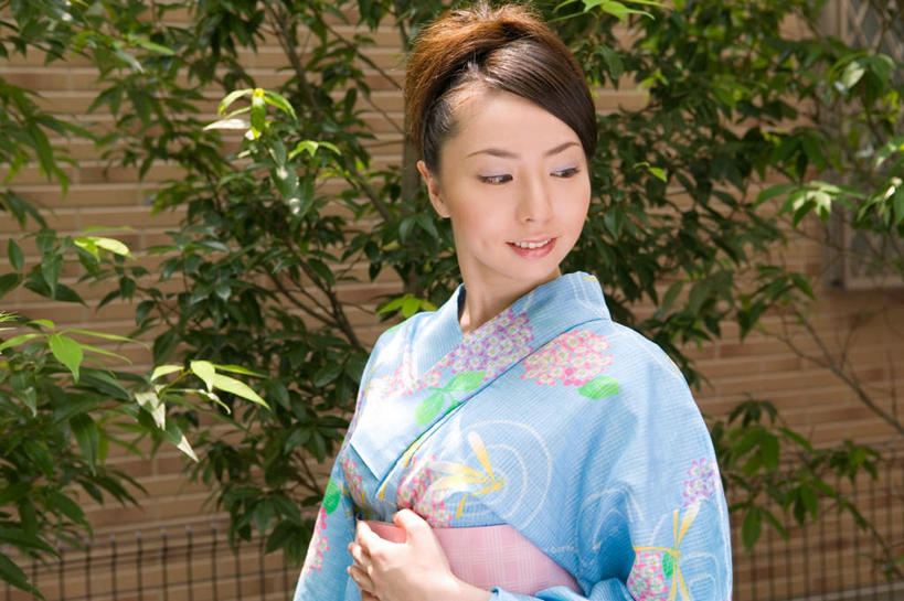 东方人,一个人,站,笑,微笑,横图,室外,特写,白天,正面,民族服装,太阳,植物,亚洲,仅一个年轻女性,仅一个女性,仅一个人,阴影,和服,服装,日本文化,光线,影子,墙,注视,黄种人,腰带,墙壁,墙面,衣服,阳光,夏天,观察,看,站着,服饰,观看,察看,衣着,穿着,关注,吴服,唐草,唐花,唐锦,衣饰,年轻女性,女人,女性,亚洲人,站立,半身,彩图,传统服装,民俗服,传统文化